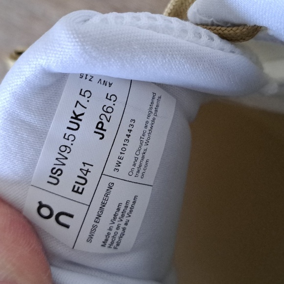 On Cloudrunner 2 - Color: White / Green - Size: Women 9.5 - Picture 9 of 9